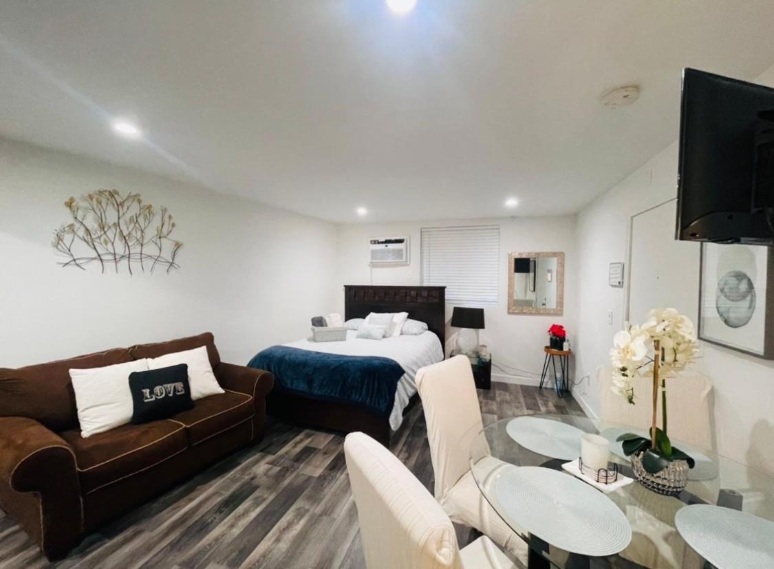 Lovely Sherman Oaks Studio Los Angeles Exterior photo