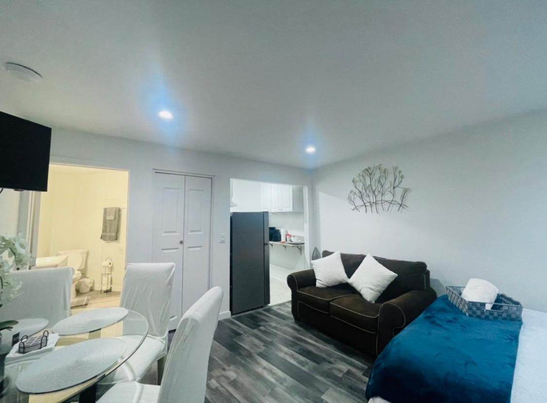 Lovely Sherman Oaks Studio Los Angeles Exterior photo